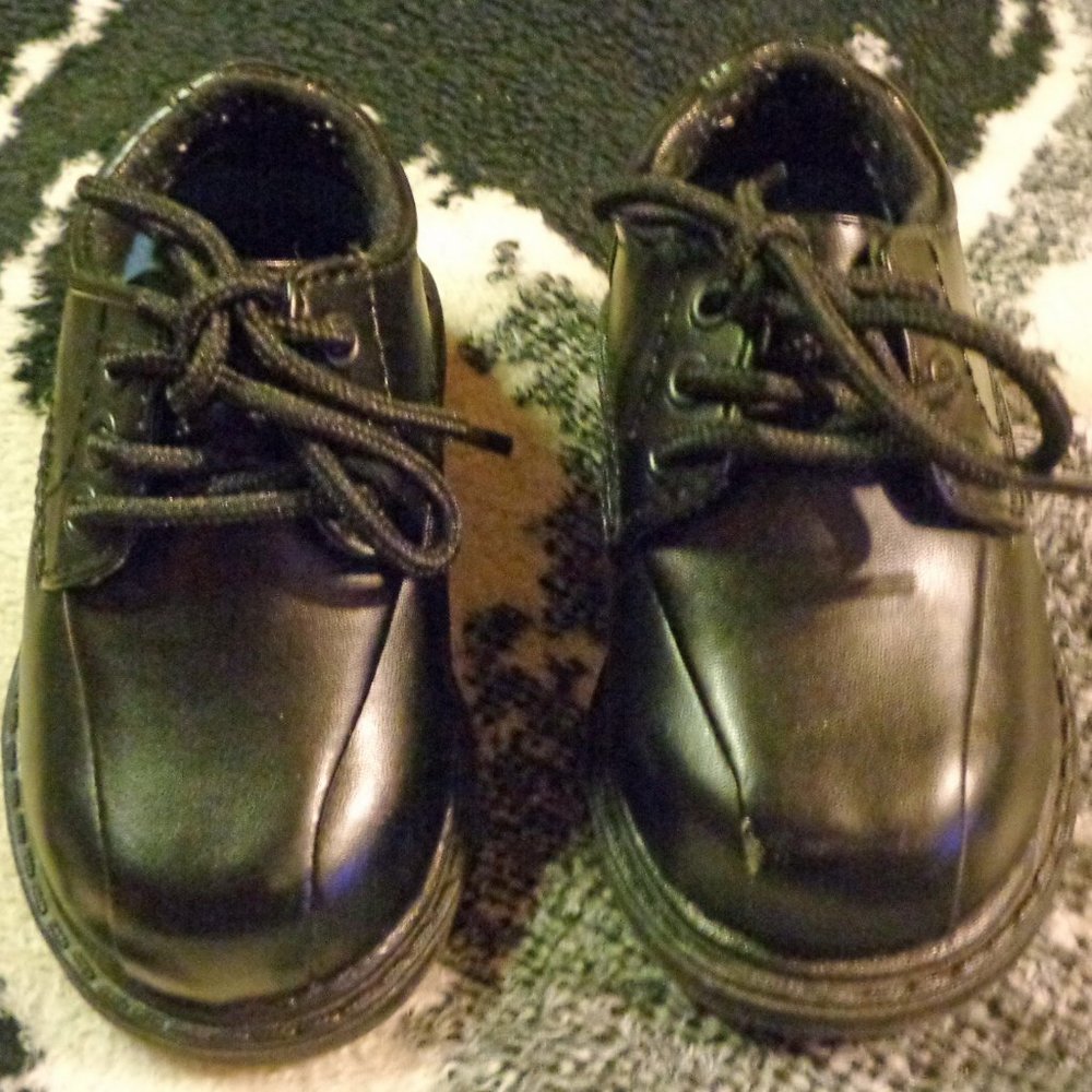 Sprockets Toddler Shoes Size 4 (Like New)